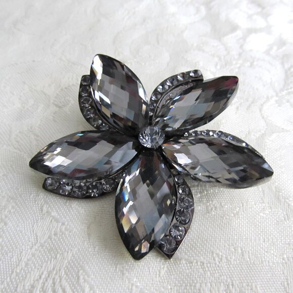 Beautiful Rhinestone Flower Brooch Layered 2.50" Pale Mauve Gun Metal Tone - Picture 6 of 7